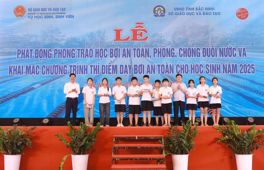 Ban tổ chức trao tặng quà cho các em học sinh tham gia thí điểm chương trình học bơi an toàn tại tỉnh Bắc Ninh. 