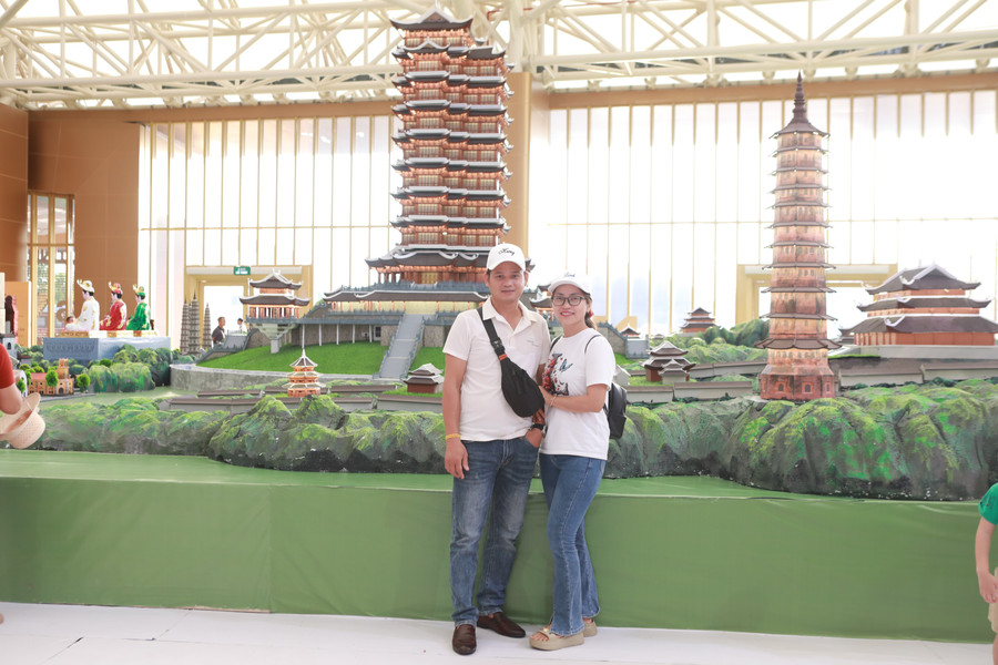 Nhiều du khách "check-in" tại mô hình Chùa Bái Đính trưng bày trong khu triển lãm. Ảnh: Đình Tuệ. 8.jpg