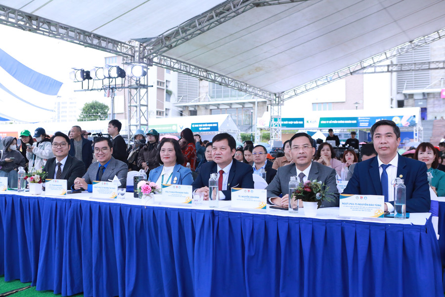 Ban lãnh đạo Học viện Tài chính tại Ngày hội tuyển dụng năm 2025. 2.jpg