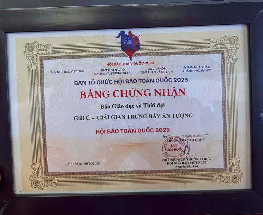 Bằng chứng nhận đoạt giải C gian trưng bày ấn tượng của Báo Giáo dục và Thời đại. hoi-bao-1.jpg