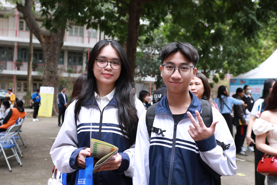 Thí sinh tới nghe tư vấn tuyển sinh vào Học viện Tài chính năm 2025. Ảnh: Đình Tuệ. 2.jpg