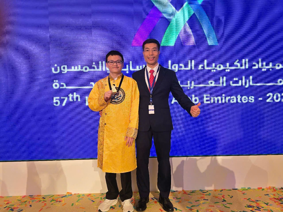 Thầy Phạm Hồng Hải và cậu học trò Nguyễn Hoàng Khôi vô cùng phấn khởi, vui mừng về tấm Huy chương Vàng ở Kỳ thi Olympic Hóa học quốc tế năm nay. Ảnh: NTCC. hsg-7.jpg