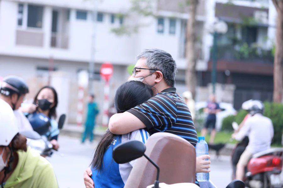 Cái ôm thật chặt của bố cùng lời động viên bình tĩnh, thi tốt dành cho con gái mùa thi năm 2025. Ảnh: Đình Tuệ.