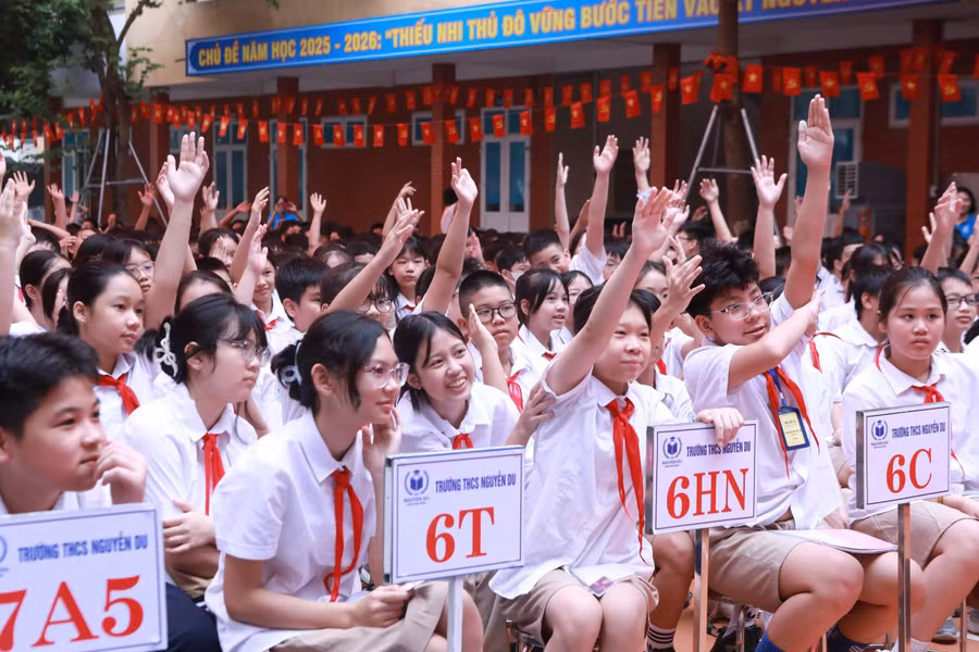 Các em học sinh tham gia trả lời các câu hỏi liên quan đến hình thức "bắt cóc trực tuyến". 