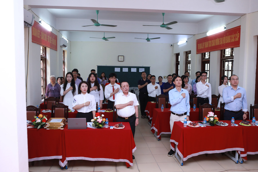 Các đại biểu thực hiện nghi thức Chào cờ, hát Quốc ca, Quốc tế ca. a6.jpg