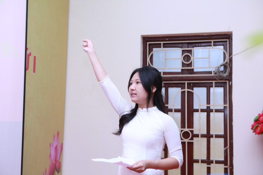 Tân đảng viên đọc lời tuyên thệ khi đứng trong hàng ngũ của Đảng. a2.jpg