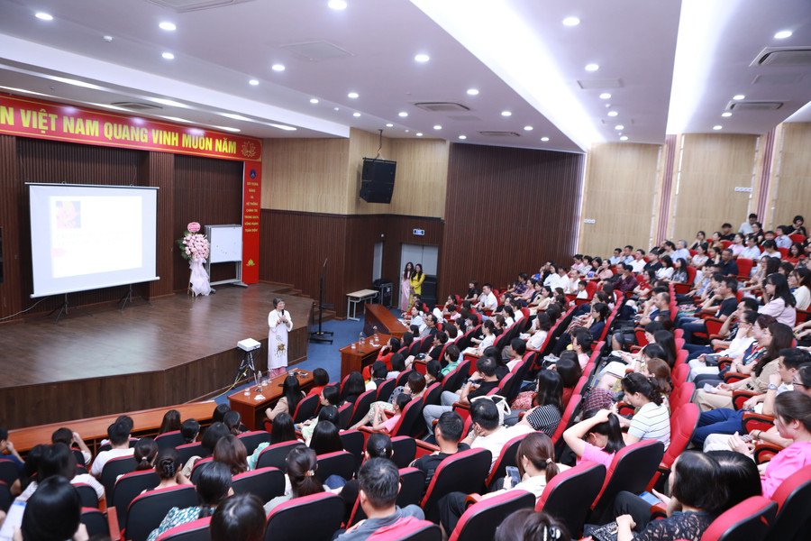 Hội trường không còn một ghế trống bởi chủ đề chia sẻ rất gần gũi với mỗi gia đình. Ảnh: Đình Tuệ. 4.jpg