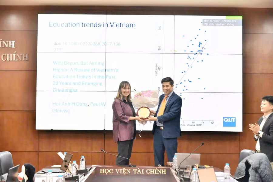 NGƯT.PGS.TS Nguyễn Đào Tùng - Giám đốc Học viện Tài chính dự lớp học và tặng quà lưu niệm cho GS Kerrie Mengersen nhân ngày 20/11. 