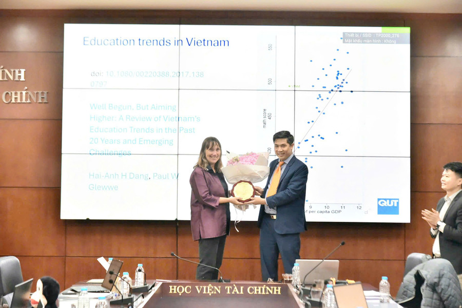 NGƯT.PGS.TS Nguyễn Đào Tùng - Giám đốc Học viện Tài chính dự lớp học và tặng quà lưu niệm cho GS Kerrie Mengersen nhân ngày 20/11. 