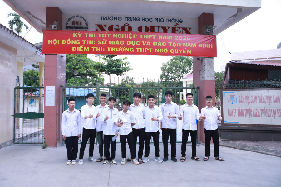 Các sĩ tử Trường Cao đẳng Công nghiệp Dệt may Nam Định tự tin bước vào kỳ thi. (Ảnh: Đình Tuệ) 133.jpg