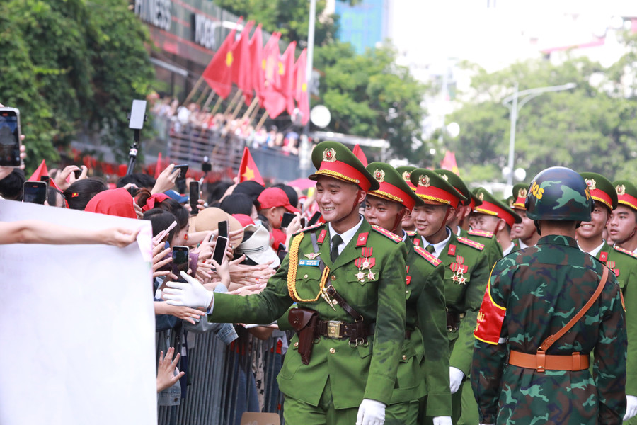 Các chiến sĩ trẻ giao lưu và cảm ơn Nhân dân luôn động viên tinh thần cho đại lễ A80 thành công tốt đẹp. 6.jpg