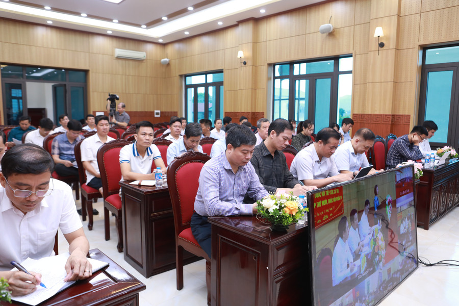 Các đại biểu dự hội nghị tiếp xúc cử tri tại trụ sở UBND xã Suối Hai, Hà Nội. 10.jpg
