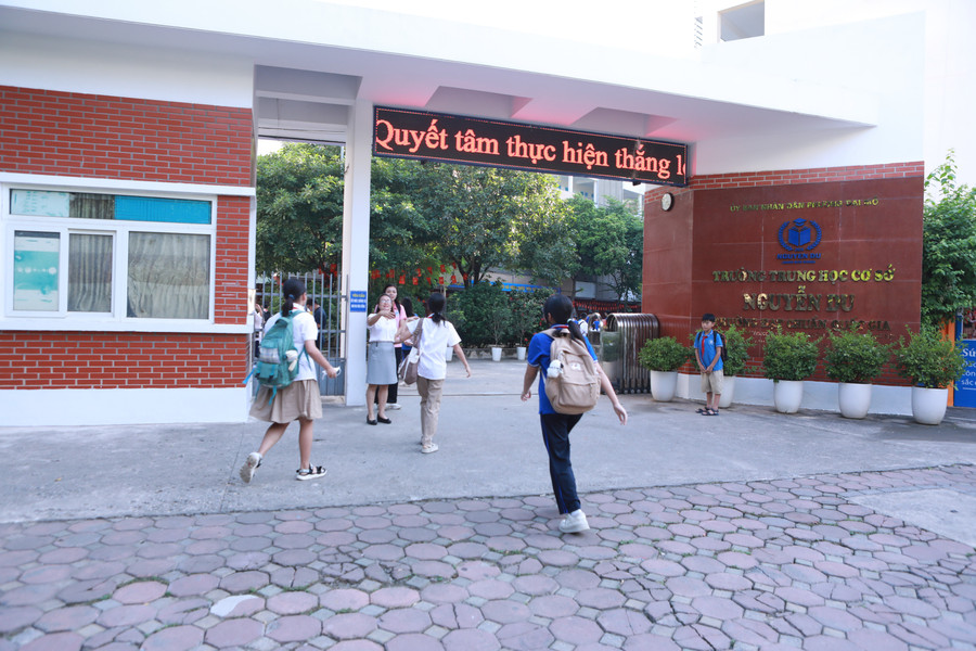 Các em học sinh được chào đón ngay từ cổng mỗi sáng. 7.jpg