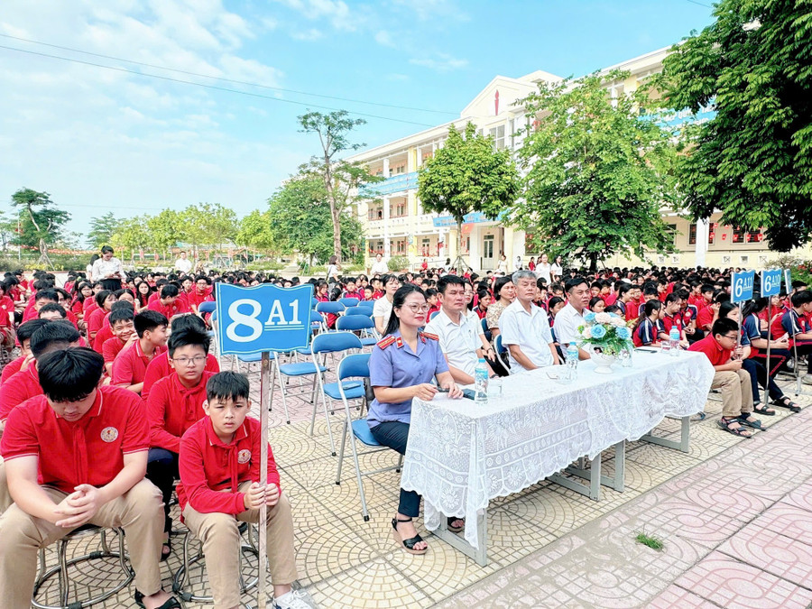 Thầy trò Trường THCS Ngũ Hiệp tham gia buổi tuyên truyền. ngu-hiep-2.jpg