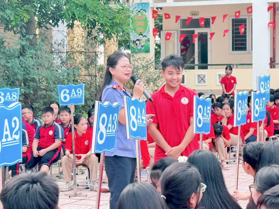 Học sinh Trường THCS Ngũ Hiệp trả lời câu hỏi của diễn giả về phòng chống bắt cóc online. 
