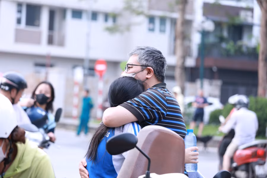 Cái ôm thật chặt của bố cùng lời động viên bình tĩnh, thi tốt dành cho con gái mùa thi năm 2025. Ảnh: Đình Tuệ.