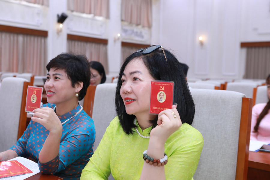 Các đại biểu biểu quyết thông qua nghị quyết của Đại hội Chi bộ nhiệm kỳ 2025-2027. 6-7355.jpg