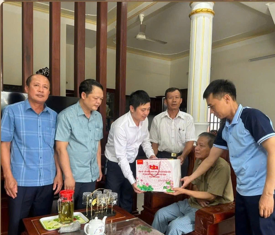 Lãnh đạo xã Hải Xuân tặng quà gia đình chính sách dịp 27/7. xuan-4.jpg