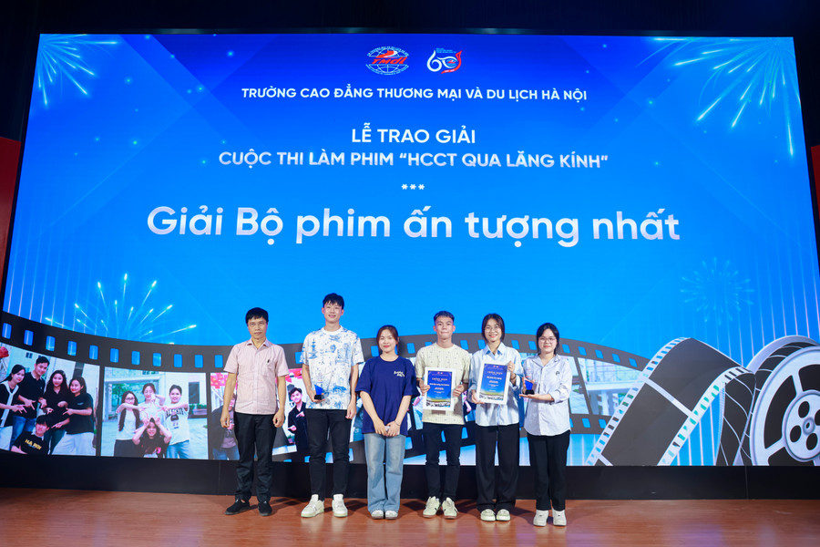 Đạo diễn Lương Xuân Trường (bìa trái) trao giải bộ phim ấn tượng nhất. an-tuong.jpg