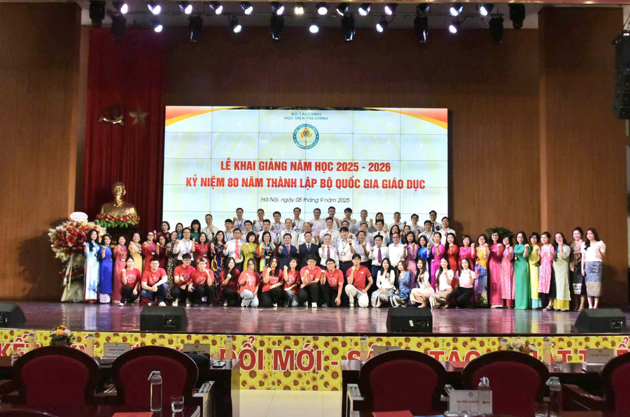Tập thể sư phạm Học viện Tài chính chụp ảnh cùng sinh viên tại lễ khai giảng năm học mới 2025-2026. tc-4.jpg