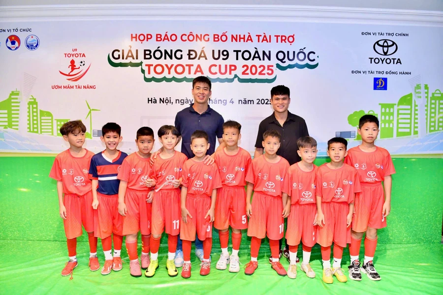 Niềm vui của các em nhỏ lứa tuổi U9 khi được chụp ảnh cùng với các danh thủ nổi tiếng của Việt Nam.