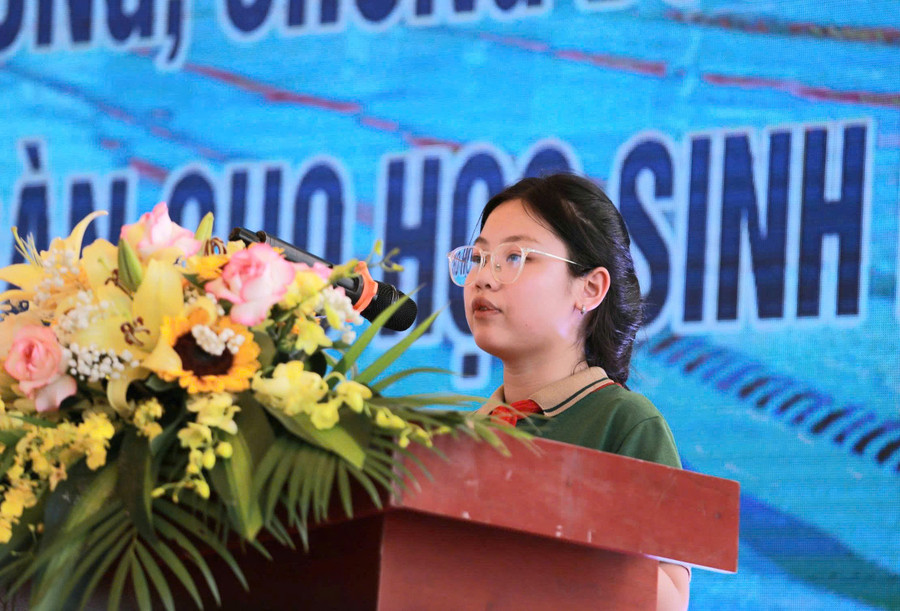 Em Trương Yến Linh - đại diện học sinh của Trường Tiểu học & THCS Hoàng Hoa Thám phát biểu hưởng ứng chương trình. hs-1.jpg