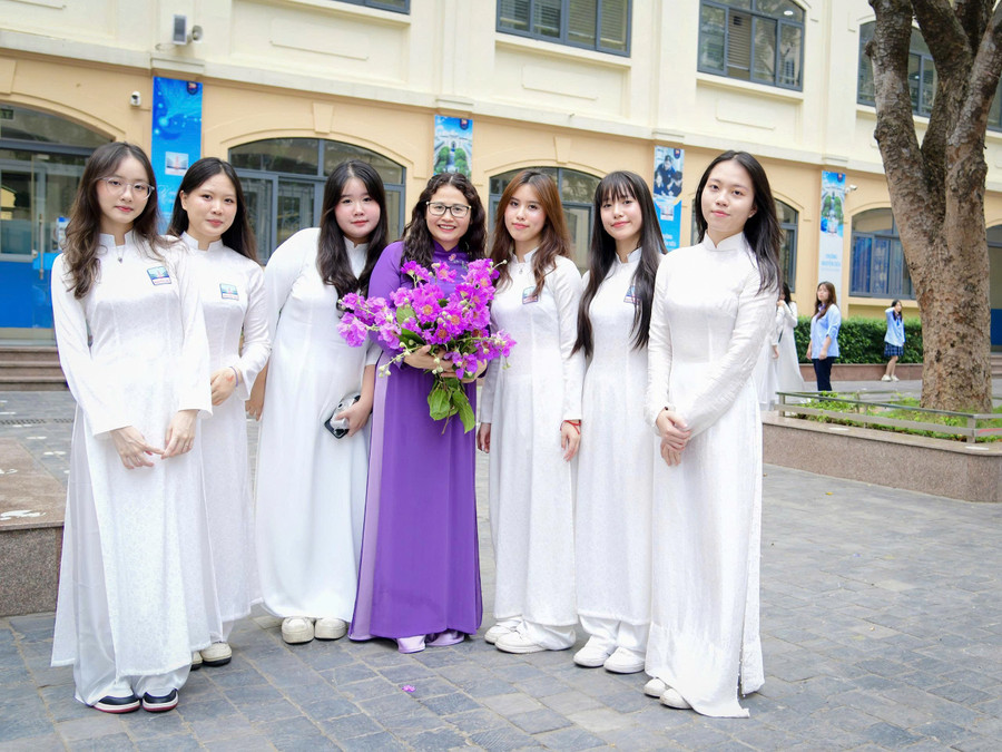 Cô Minh Thúy và các em học sinh Trường THCS & THPT Nguyễn Siêu, Hà Nội.