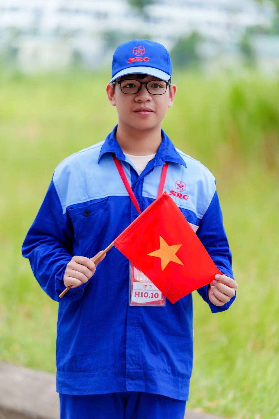 Nam sinh Bùi Hoàng Việt Tiến vinh dự và tự hào khi tham gia diễu hành A80. tien.png