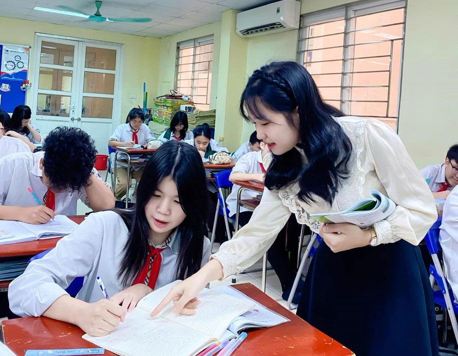 Cô Huyền và học trò trong một giờ học Toán trên lớp. Ảnh: NVCC. toan-4.jpg