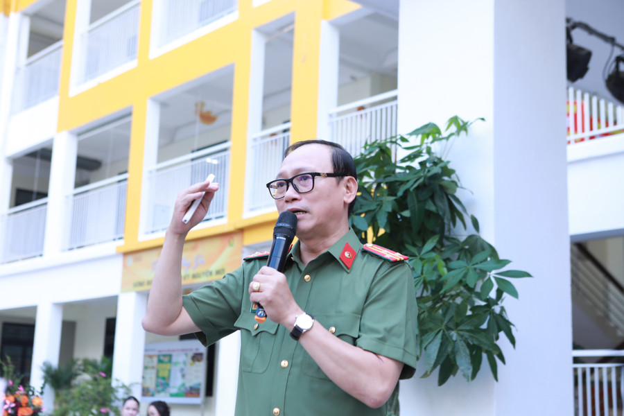 TS. Thượng tá Đào Trung Hiếu đưa ra nhiều dẫn chứng cụ thể và cách phòng tránh nguy cơ bị lừa đảo khi tham gia không gian mạng. 8.jpg