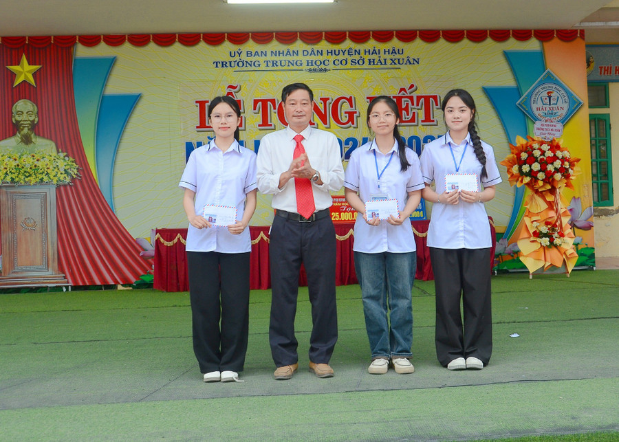 Hiệu trưởng Trường THCS Hải Xuân Nguyễn Hải Sơn trao thưởng cho học sinh trong lễ tổng kết năm học 2024-2025. nam-3.jpg