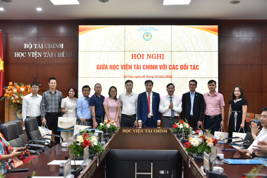 Lãnh đạo Học viện Tài chính và đại diện các đơn vị đối tác của học viện. tc-2.jpg