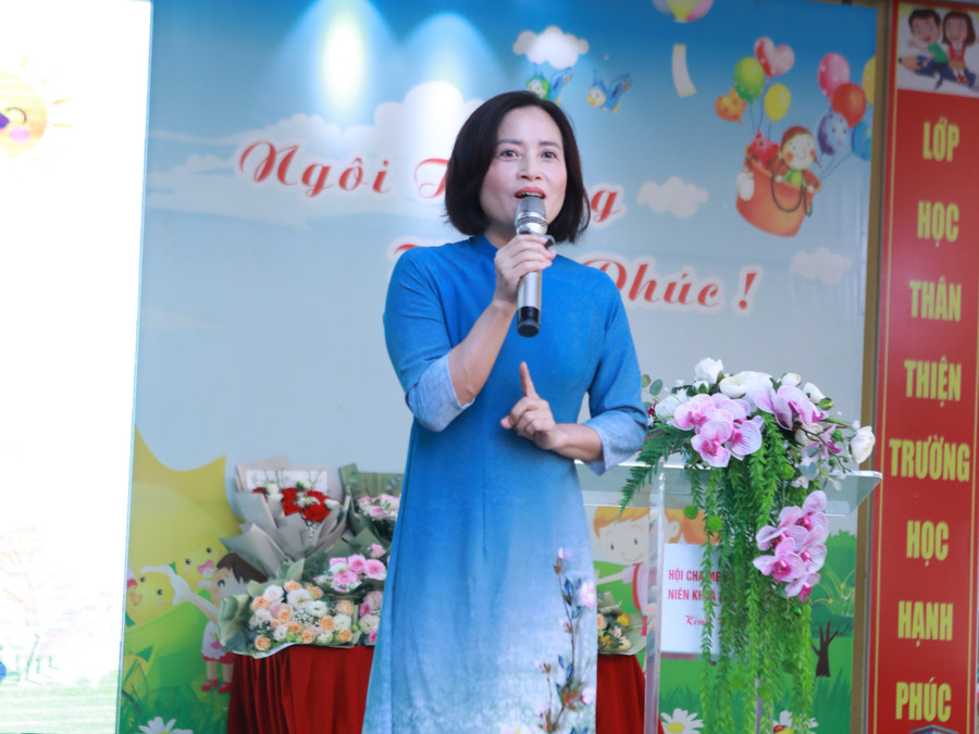 Nhà giáo Cao Thị Lan Hương - Hiệu trưởng Trường Tiểu học Yên Nghĩa phát biểu chào đón các bậc phụ huynh và học sinh khối 1. 8.jpg