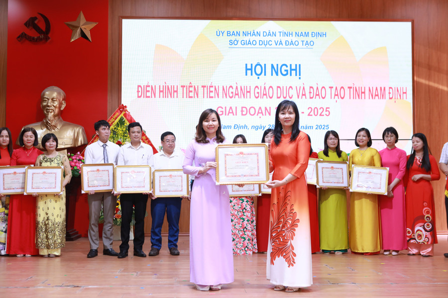 Cô Nguyễn Thị Lương (trái) nhận Giấy khen của lãnh đạo Sở GD&ĐT Nam Định vì có thành tích trong công tác giảng dạy giai đoạn 2020-2025. Ảnh: Đình Tuệ. c-luong-3.jpg
