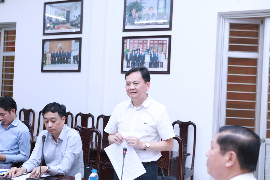 Ông Phạm Văn Sinh - Phó Vụ trưởng Vụ Kế hoạch tài chính, thành viên đoàn công tác của Bộ GD&ĐT trao đổi tại buổi làm việc. Ảnh: Đình Tuệ. 33.jpg