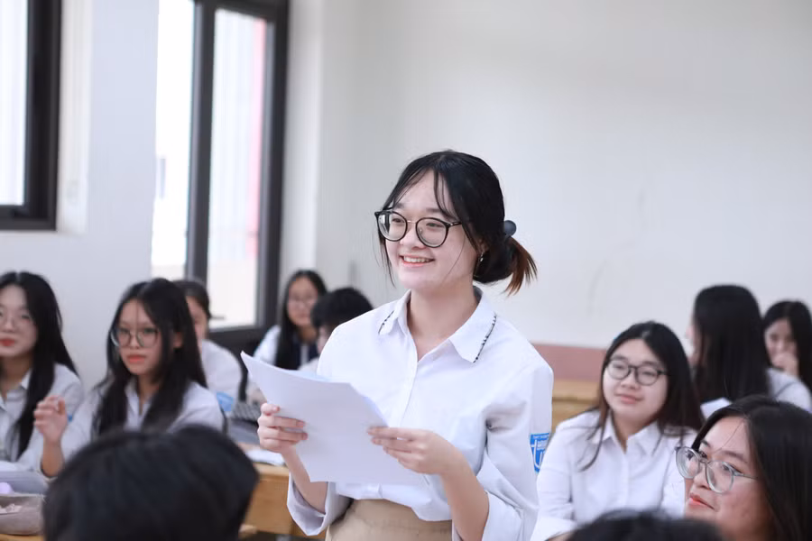 Học sinh lớp 12 Trường THPT Trương Định, Hà Nội trong giờ học trên lớp. Ảnh: Đình Tuệ.