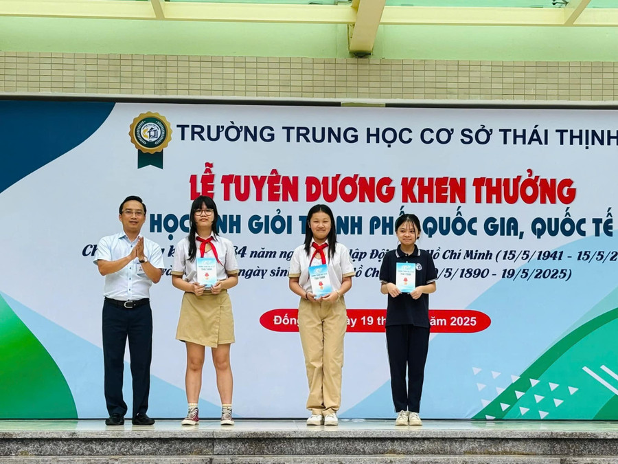 Các em học sinh xuất sắc được lãnh đạo nhà trường khen thưởng. thai-1.jpg