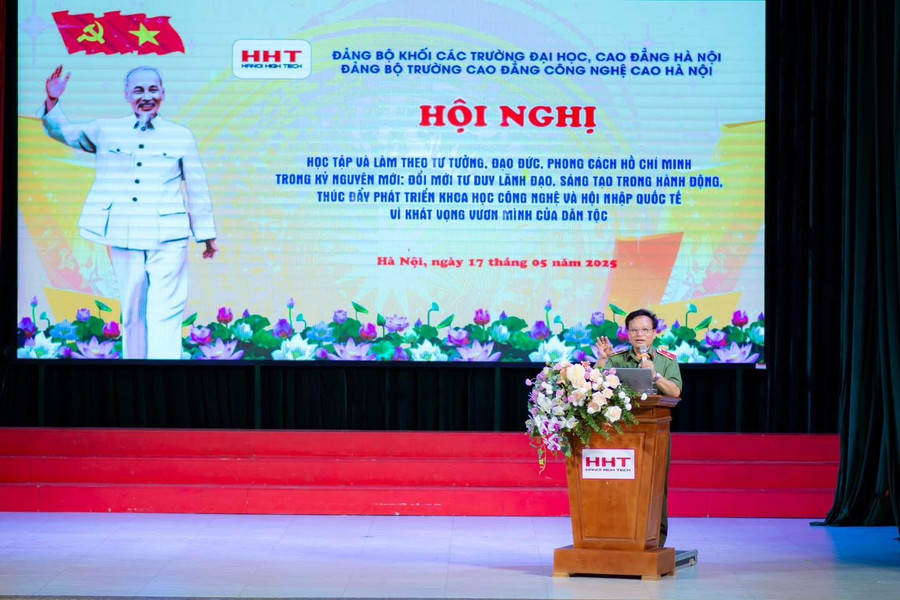 Thiếu tướng, Nhà văn Nguyễn Hồng Thái trao đổi tại chương trình. Ảnh: NTCC. cao-1.jpg