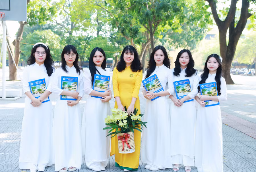 Cô trò Trường THPT Sóc Sơn, Hà Nội. Ảnh: Đình Tuệ.