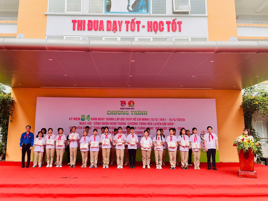 Các em Đội viên được công nhận hoàn thành Chương trình rèn luyện Đội viên. liet-5.jpg