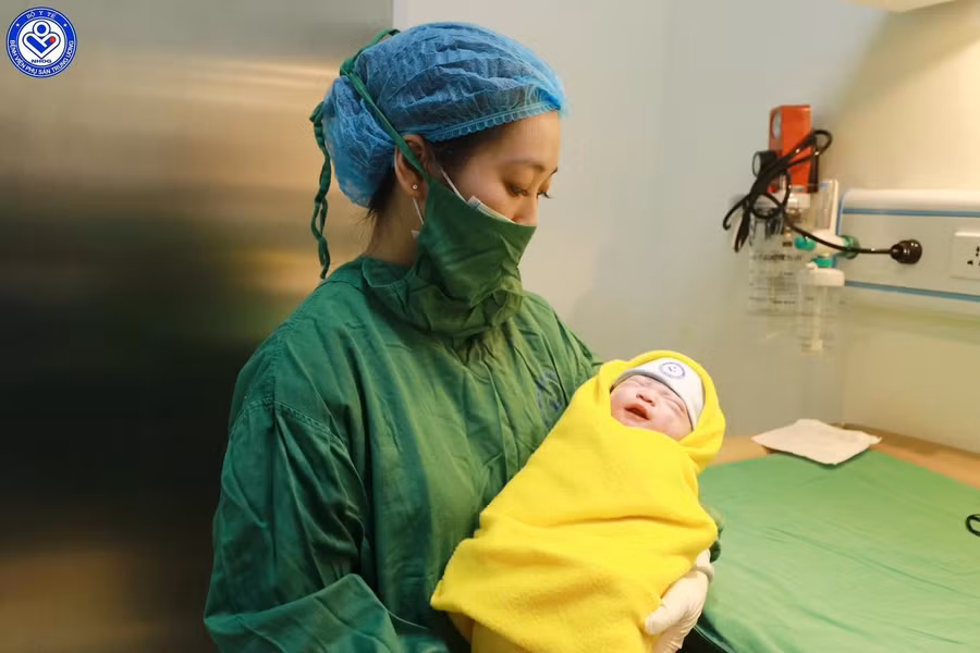 Bé trai chào đời trong sự vui mừng, hạnh phúc của các y bác sĩ và gia đình sản phụ. (Ảnh: BVCC)