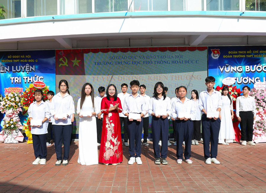 Cô Hiệu trưởng Nguyễn Thị Huyền trao thưởng cho học sinh có điểm thi tuyển sinh vào lớp 10 cao nhất năm 2025. hd-2.jpg