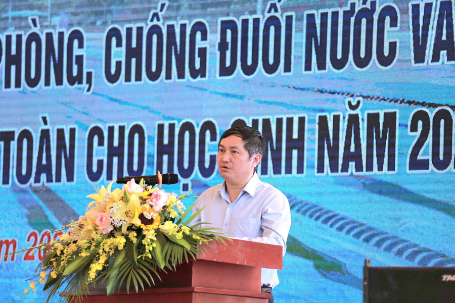 Phó Giám đốc Sở GD&ĐT Bắc Ninh Nguyễn Vinh Thanh phát biểu tại buổi lễ. hs-2.jpg