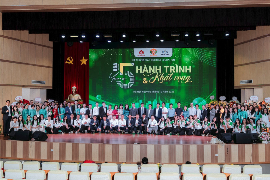 Tập thể CBGVNV của HSA Education chụp ảnh lưu niệm. hsa-7.jpg