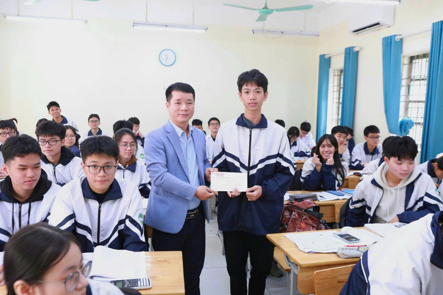 Tác giả bài viết tặng quà động viên em Chu Công Huy về thành tích vừa qua. anh.jpg