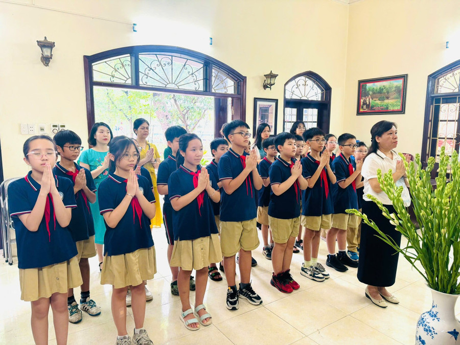 Cô trò nhà trường thành kính tưởng nhớ tới công lao to lớn của Chủ tịch Hồ Chí Minh với sự nghiệp cách mạng Việt Nam. da-4.jpg