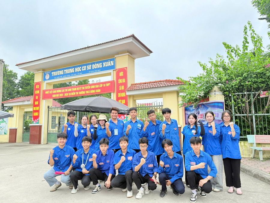 Đội hình thanh niên tình nguyện tại điểm thi Trường THCS Đông Xuân, huyện Sóc Sơn. dua-6.jpg