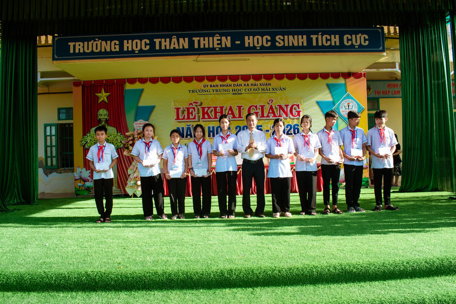 Thầy Nguyễn Hải Sơn - Hiệu trưởng nhà trường tặng quà cho các em học sinh tiêu biểu. xuan-2.jpg