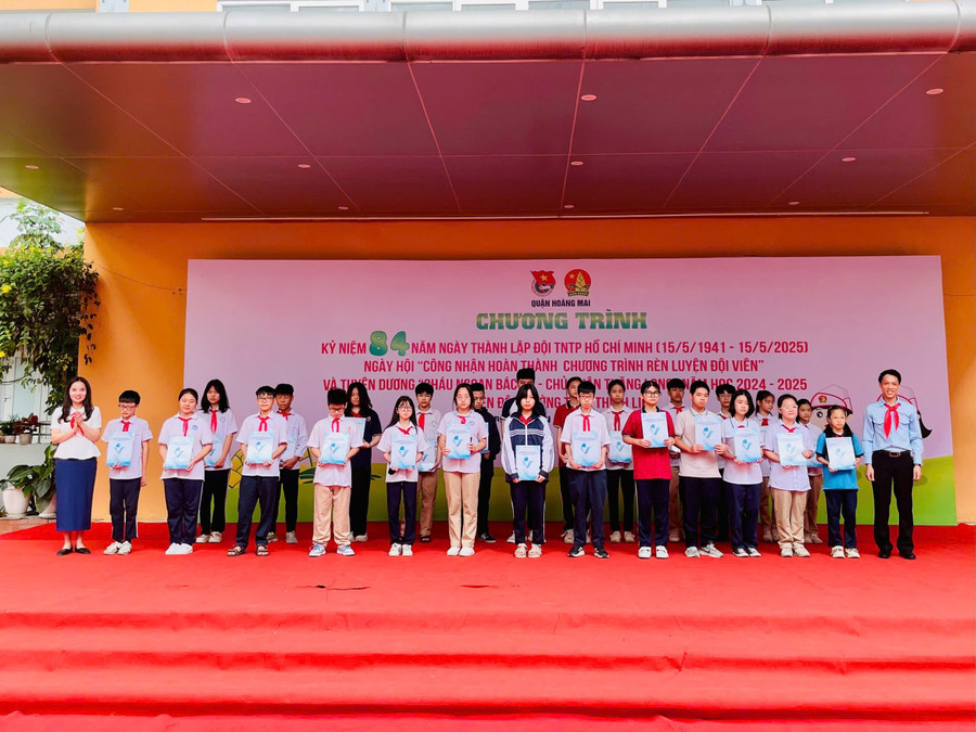 44 suất quà được trao tặng tới các em học sinh có hoàn cảnh khó khăn vươn lên trong học tập. liet-2.jpg