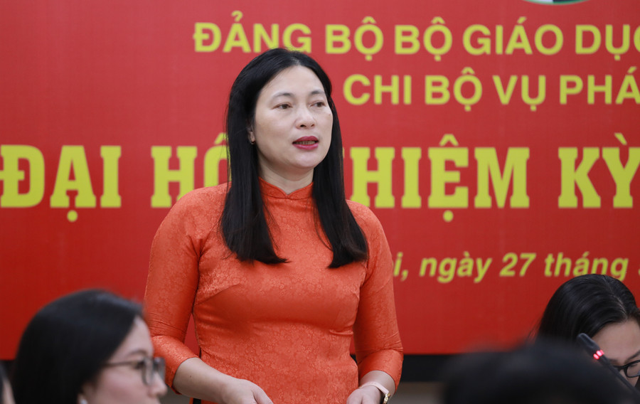 Bà Nghiêm Thị Hồng Vân báo cáo tóm tắt về một số kết quả hoạt động của Chi bộ Vụ Pháp chế trong nhiệm kỳ vừa qua. 2.jpg